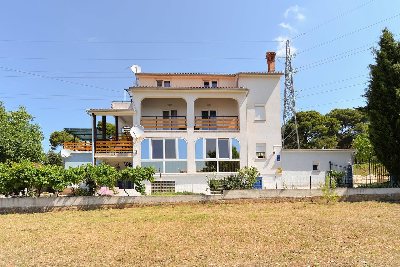 Apartments Dino 1374 Pula Exterior photo
